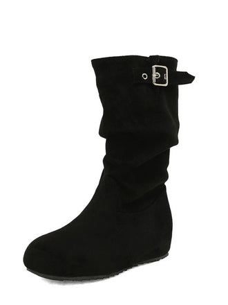 Schwarze Stiefel mit Keilabsatz und Schnallendetail