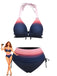 Studioansicht von vorne des pink-blauen Ombré-Bikini-Sets, begleitet von einer Retro-Modeillustration.