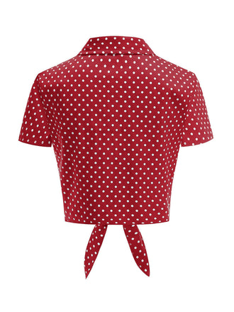 Rote, gepunktete Kurzarmbluse mit Gürtel im Stil der 1950er-Jahre – Vintage-Mode, Retro-Stil, elegantes Rot