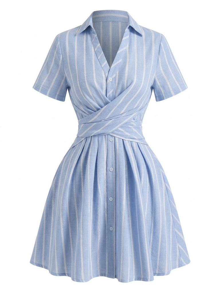 Blaues, vertikal gestreiftes Kleid im Stil der 1950er Jahre mit Johnny-Kragen und gekreuzten Trägern – Vintage-Kleid, Retro-Mode, Rockabilly