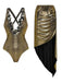 Vorderansicht des metallisch-goldenen Badeanzugs, kombiniert mit einem dazu passenden, drapierten Sarong mit schwarzen Fransen.