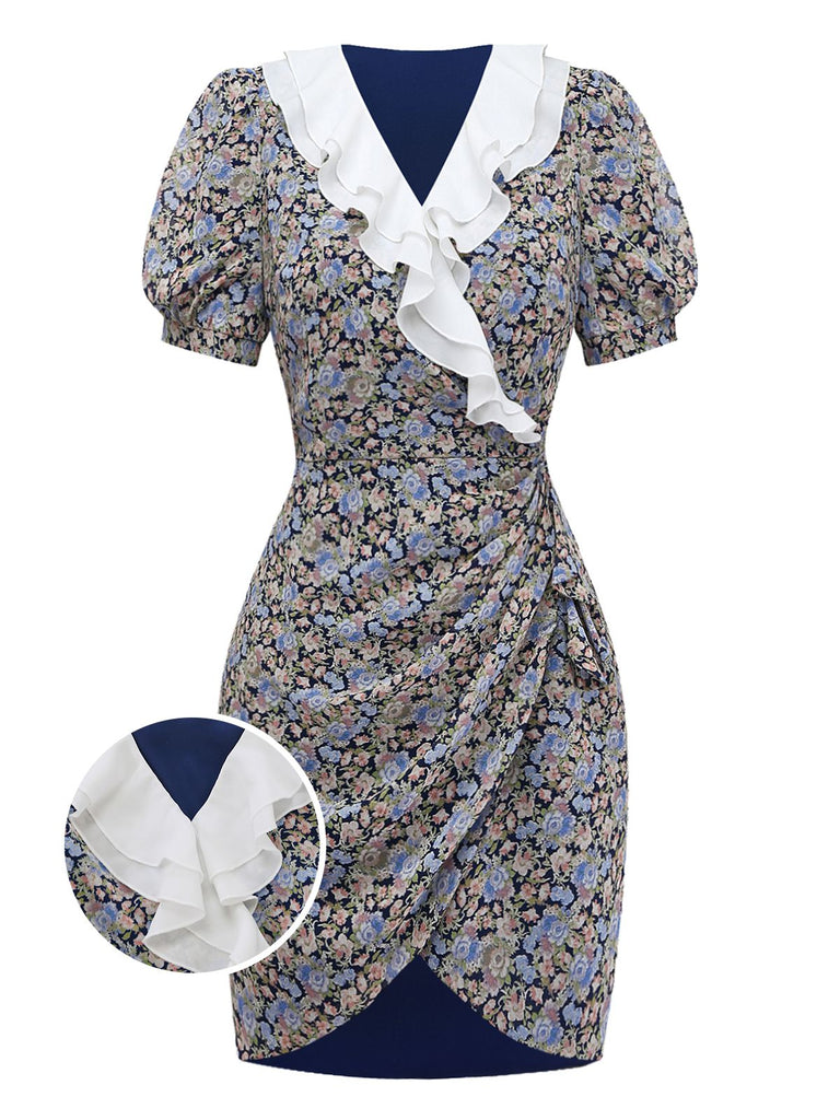 Ein marineblaues Minikleid mit durchgehendem rosa-blauem Blumenmuster, kurzen Puffärmeln und einem markanten weißen Rüschenkragen mit V-Ausschnitt.