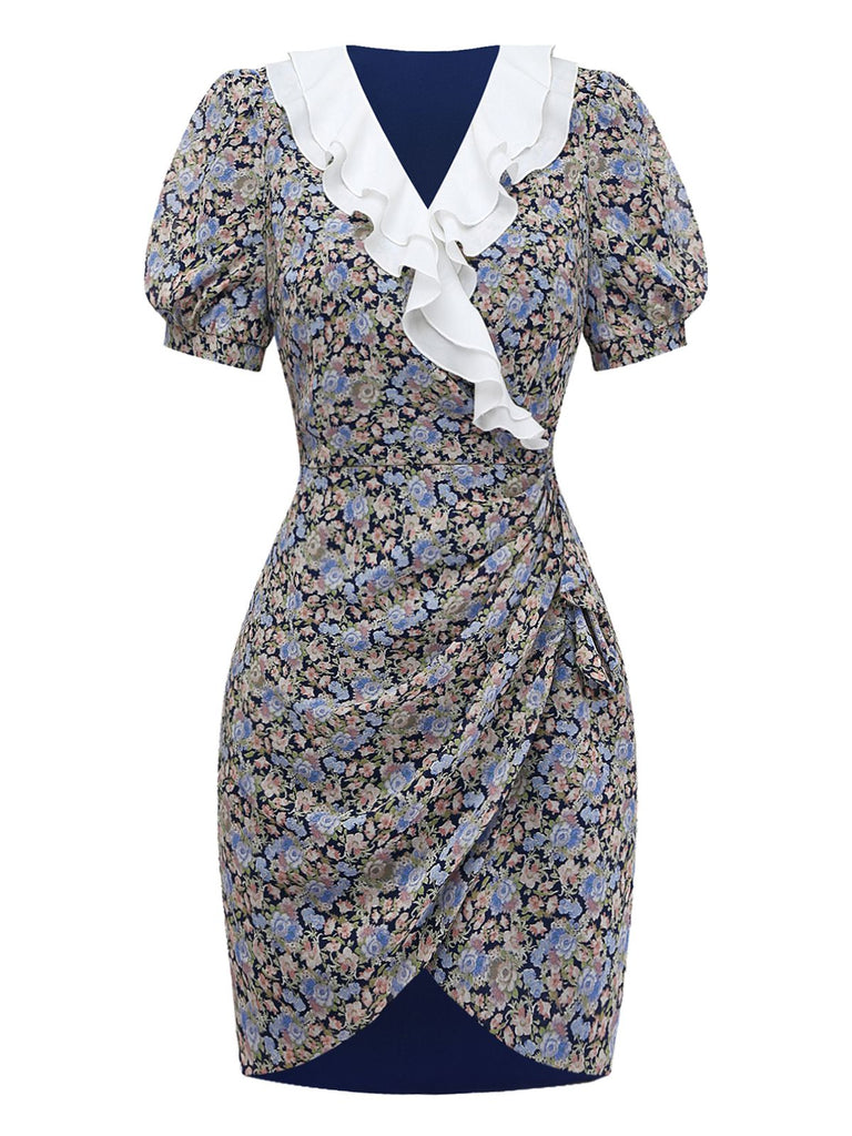 Studioaufnahme von vorne, die das geblümte Minikleid mit dem gewickelten Rockdetail und der dekorativen weißen Rüsche am Ausschnitt hervorhebt.