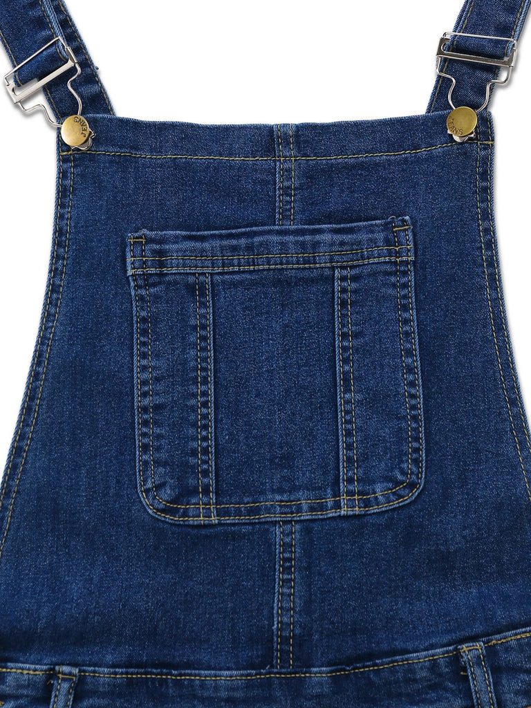 Blaue Jeans-Latzhose mit Tasche auf weißem Hintergrund