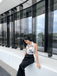 SCHWARZER WEISSER BLUMEN JUMPSUIT MIT HALFTERRIEMEN