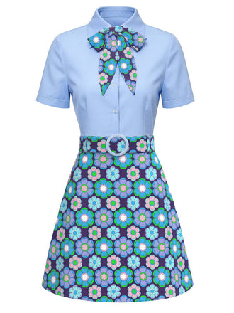 Hellblaues Kleid mit floral gemusterter Schleife und Rock auf weißem Hintergrund