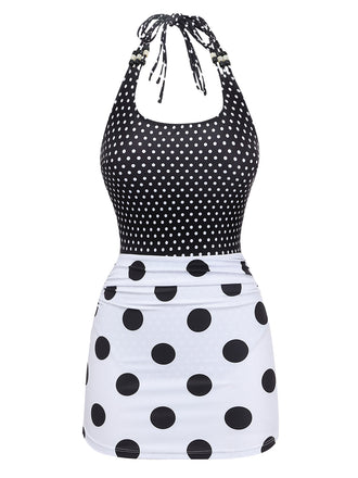 Schwarz-weiß gepunkteter Badeanzug mit Neckholder-Oberteil und Rock auf weißem Hintergrund