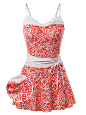 Leuchtend roter, neonfarbener Leoparden-Einteiler mit femininem Rüschenbesatz und passendem Überrock im Retro-Stil der 1950er-Jahre – perfekt für Strandpartys