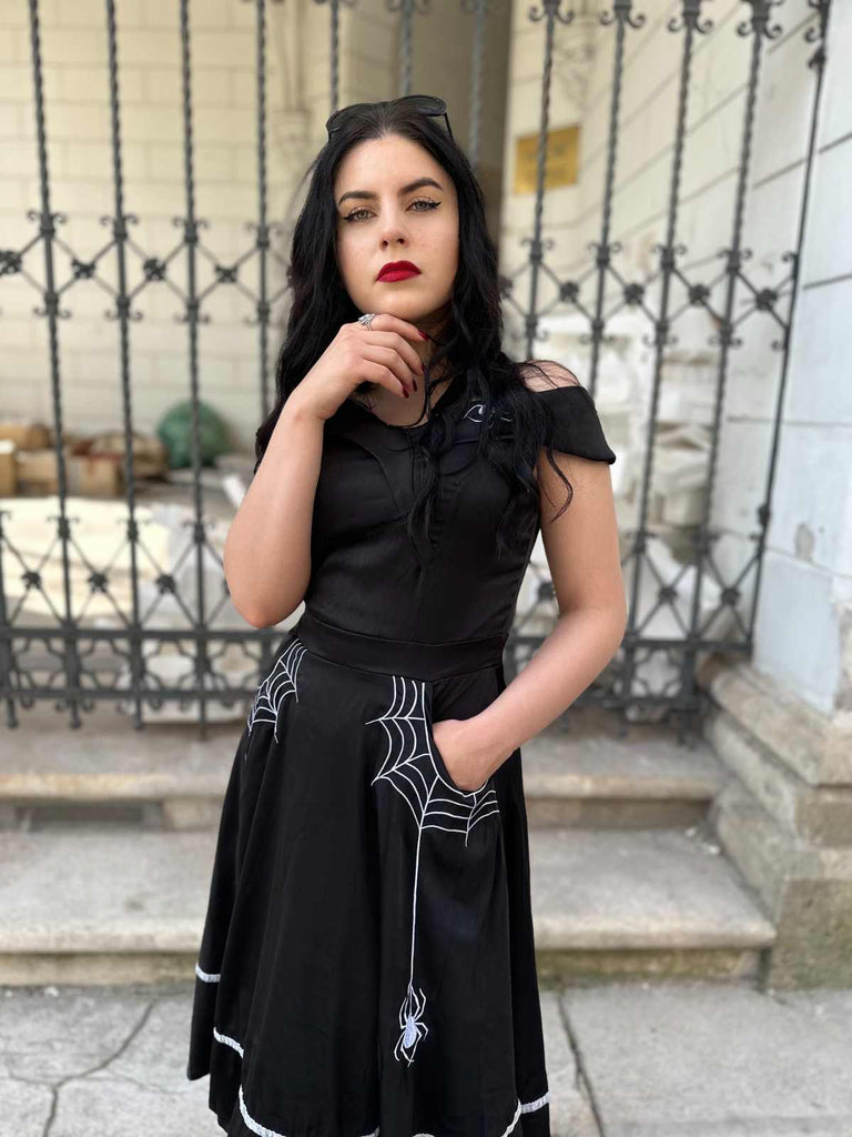 Schwarzes 1950er Halloween schulterfreies Spinnennetzkleid