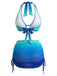 Blau-weißes Bikini-Oberteil mit passendem Unterteil auf weißem Hintergrund
