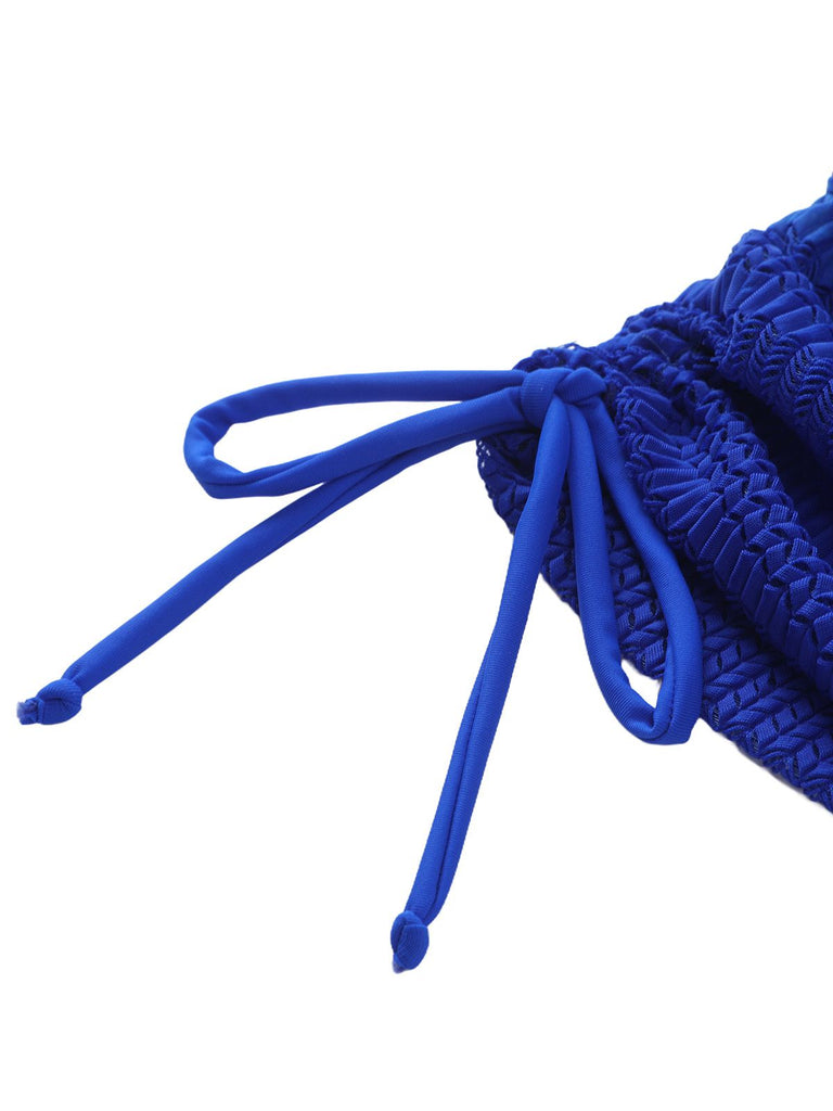 Nahaufnahme von blauen Schnürsenkeln auf weißem Hintergrund