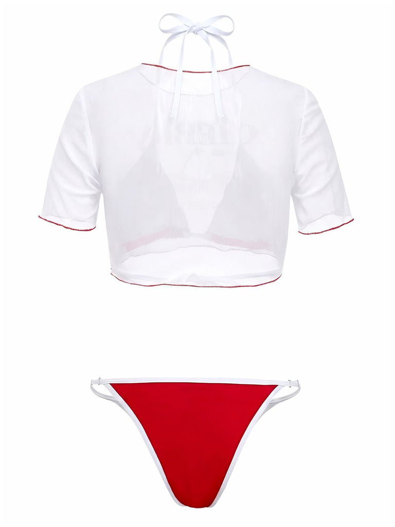 Weißes Bikini-Oberteil mit rotem Saum und rotes Bikini-Unterteil auf weißem Hintergrund