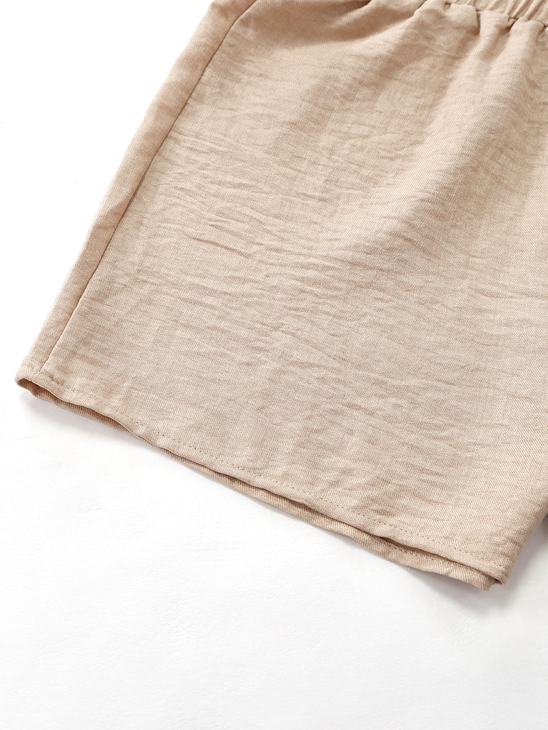 Beige Shorts auf weißem Hintergrund