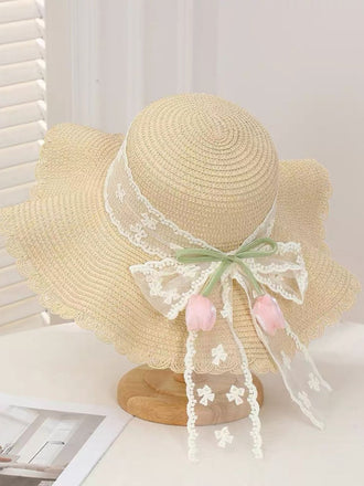 Beige Hut mit Blumen und Tulpen