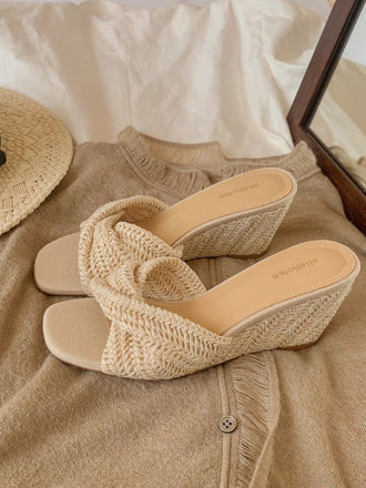 Beige Sandalen mit Zehen und Raffia