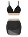 Schwarzes Bikini-Set mit farbigem Bund auf weißem Hintergrund