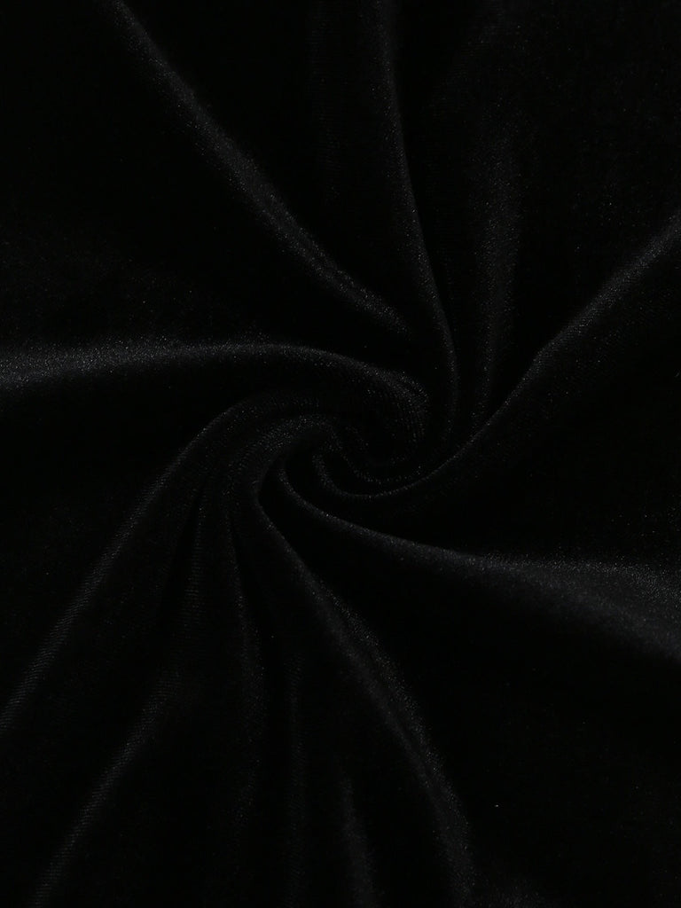 Nahaufnahme eines schwarzen Stoffes mit einem wirbelnden Muster