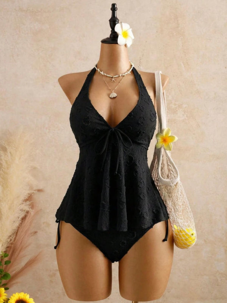 Schwarzes Tankini-Set im Stil der 1950er Jahre mit strukturiertem Blumenmuster und tiefem V-Ausschnitt (Modell)