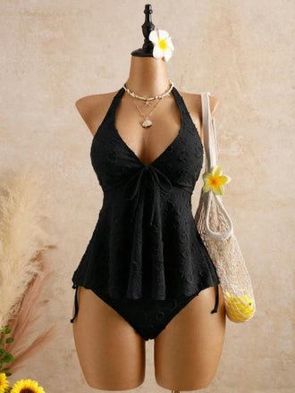 Schwarzes Tankini-Set im Stil der 1950er Jahre mit strukturiertem Blumenmuster und tiefem V-Ausschnitt (Modell)