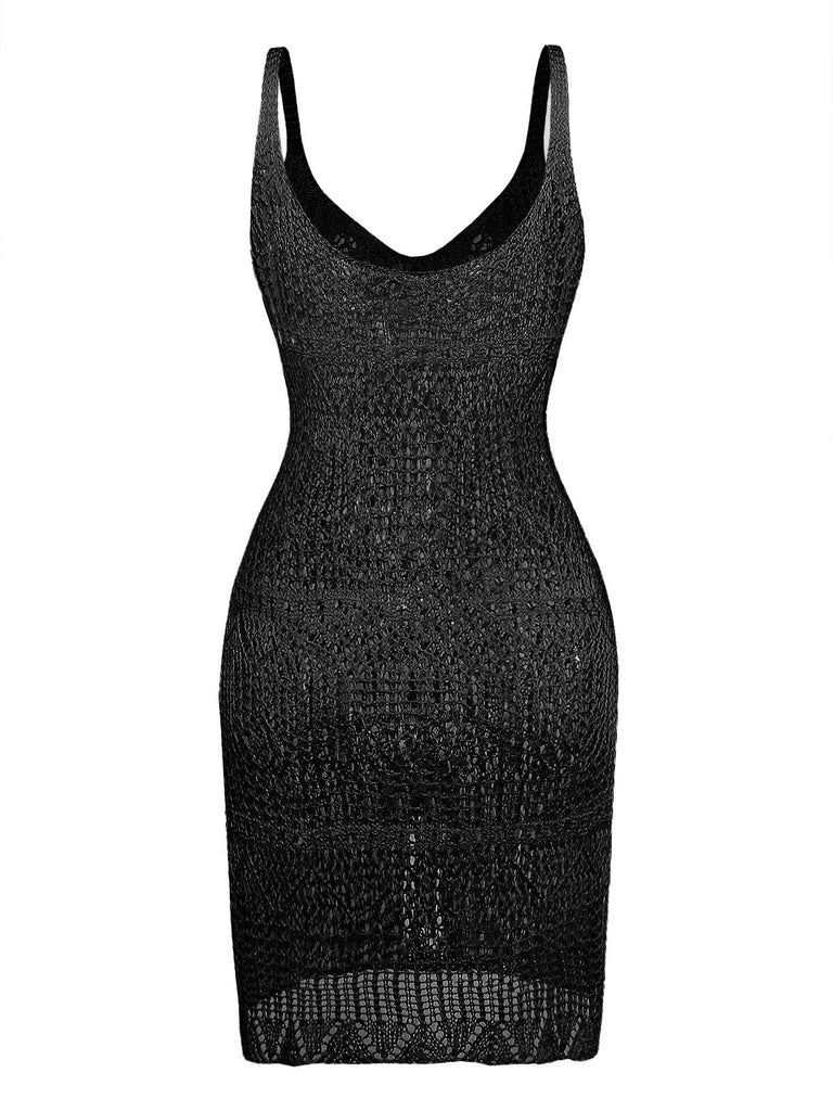 Schwarzes, strukturiertes Kleid auf weißem Hintergrund