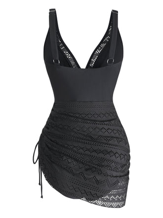 Eleganter schwarzer Badeanzug im Stil der 1950er Jahre mit V-Ausschnitt aus Spitze und schmeichelhaften Raffungen – perfekt für einen klassischen, Vintage-inspirierten Pool-Look.