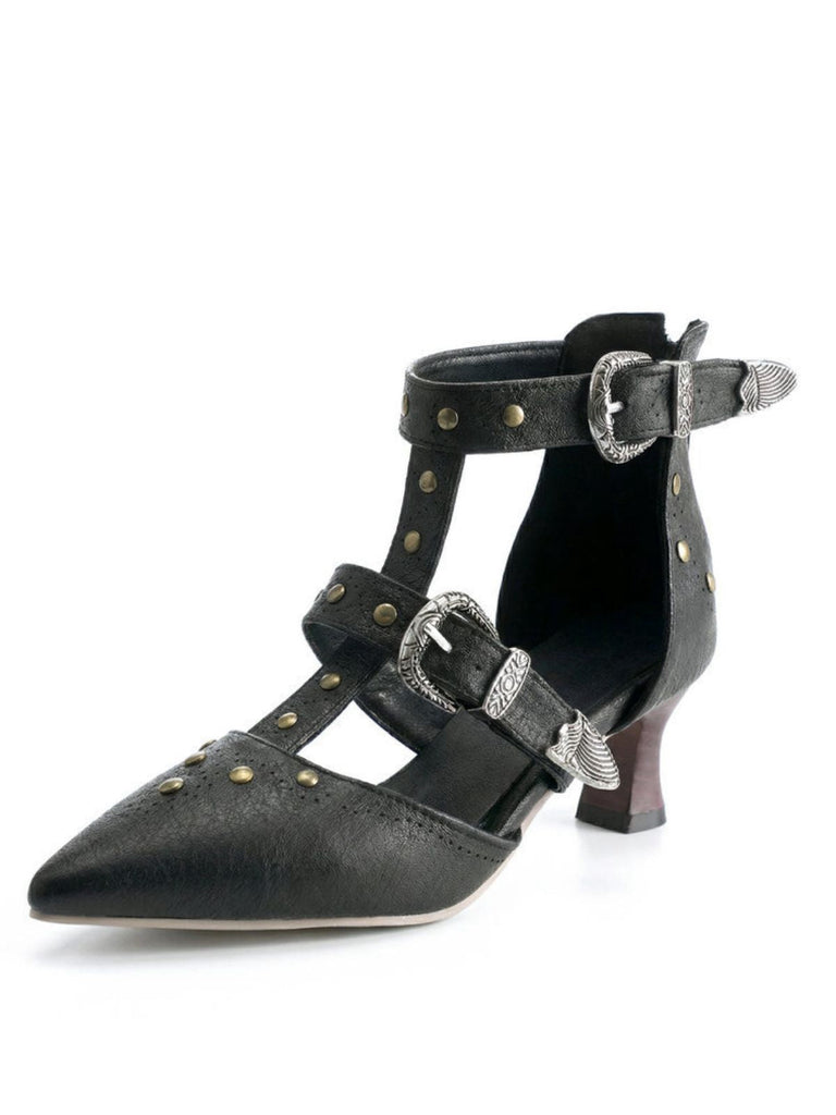 Schwarze High Heels mit silbernen Schnallen und Nieten auf weißem Hintergrund
