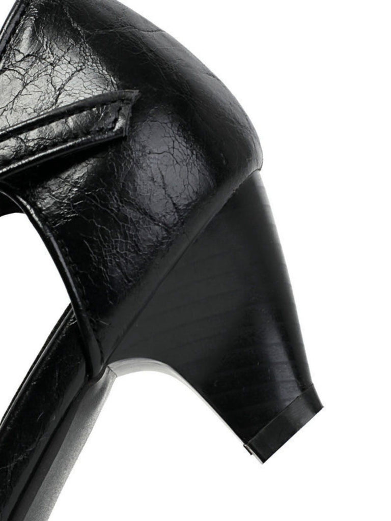 Nahaufnahme eines schwarzen Lederschuhs mit dicker Sohle vor weißem Hintergrund