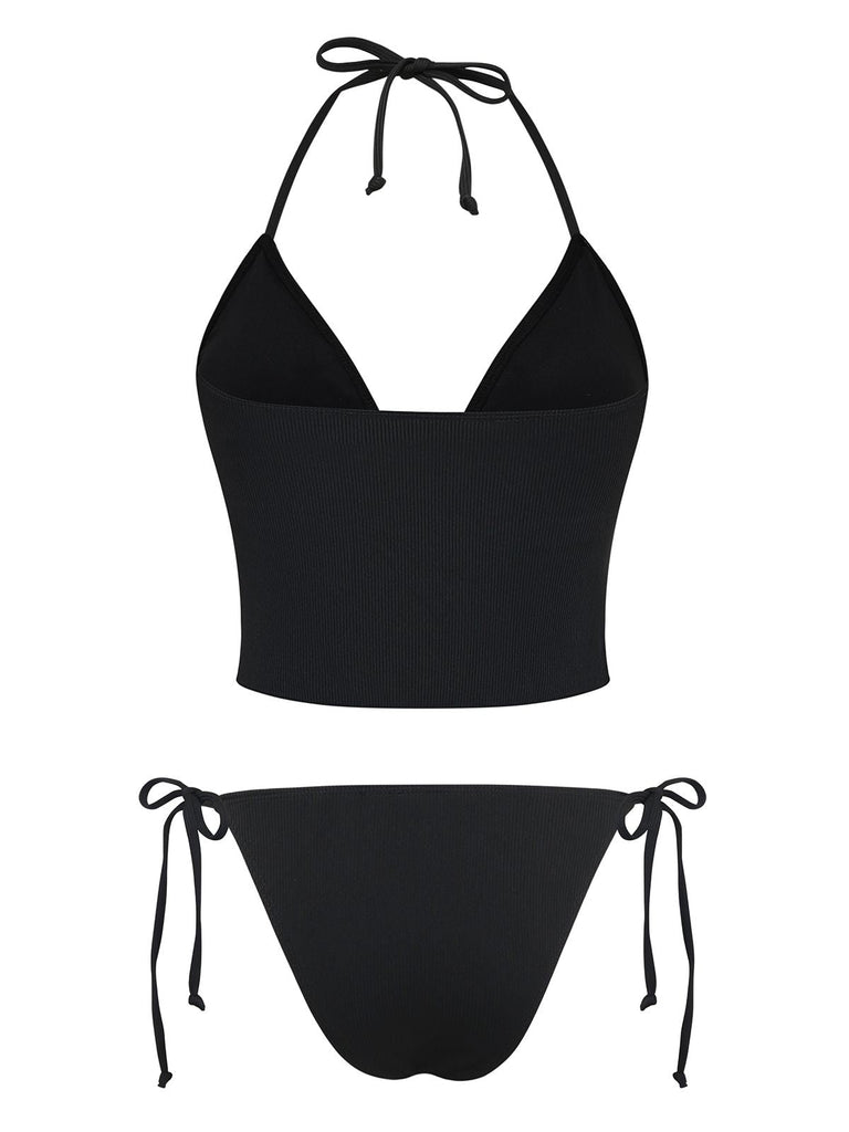Schwarzes Bikini-Oberteil und -Unterteil auf weißem Hintergrund