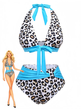 Bikini mit Leopardenmuster und blauen Akzenten, getragen von einer Barbie-Puppe vor weißem Hintergrund
