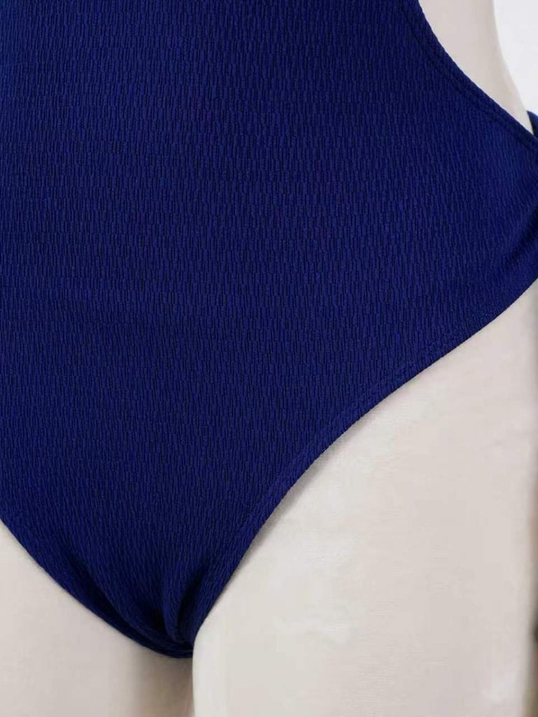 Blauer 40er Badeanzug mit Rüschen und Anhänger