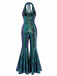 Metallicgrüner und blauer Jumpsuit auf weißem Hintergrund