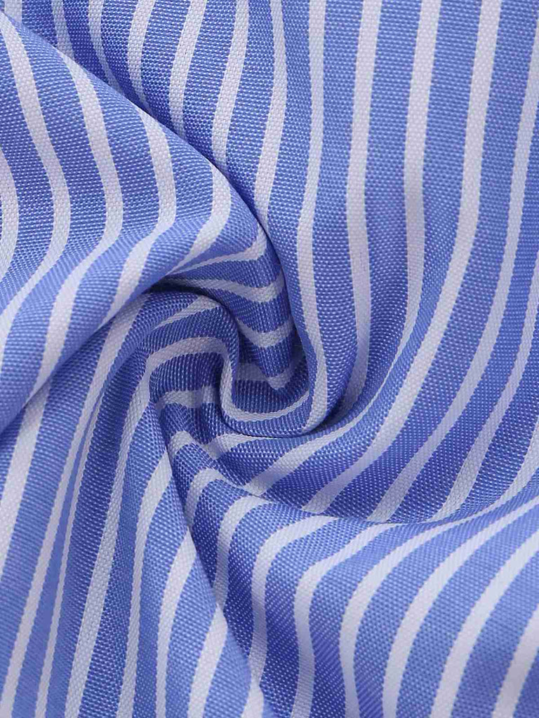 Nahaufnahme von blau-weiß gestreiftem Stoff
