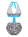 Bikini mit Leopardenmuster und blauen Akzenten auf weißem Hintergrund