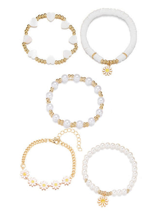 Ein Set aus stapelbaren Armbändern im Boho-Stil mit zarten Gänseblümchen-, Perlen- und Herzperlen, das sommerlichen Festival-Outfits oder lässiger Alltagskleidung eine verspielte Note verleiht.