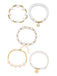 Ein Set aus stapelbaren Armbändern im Boho-Stil mit zarten Gänseblümchen-, Perlen- und Herzperlen, das sommerlichen Festival-Outfits oder lässiger Alltagskleidung eine verspielte Note verleiht.