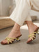 Braune Sandalen mit Kittenabsatz und Riemen