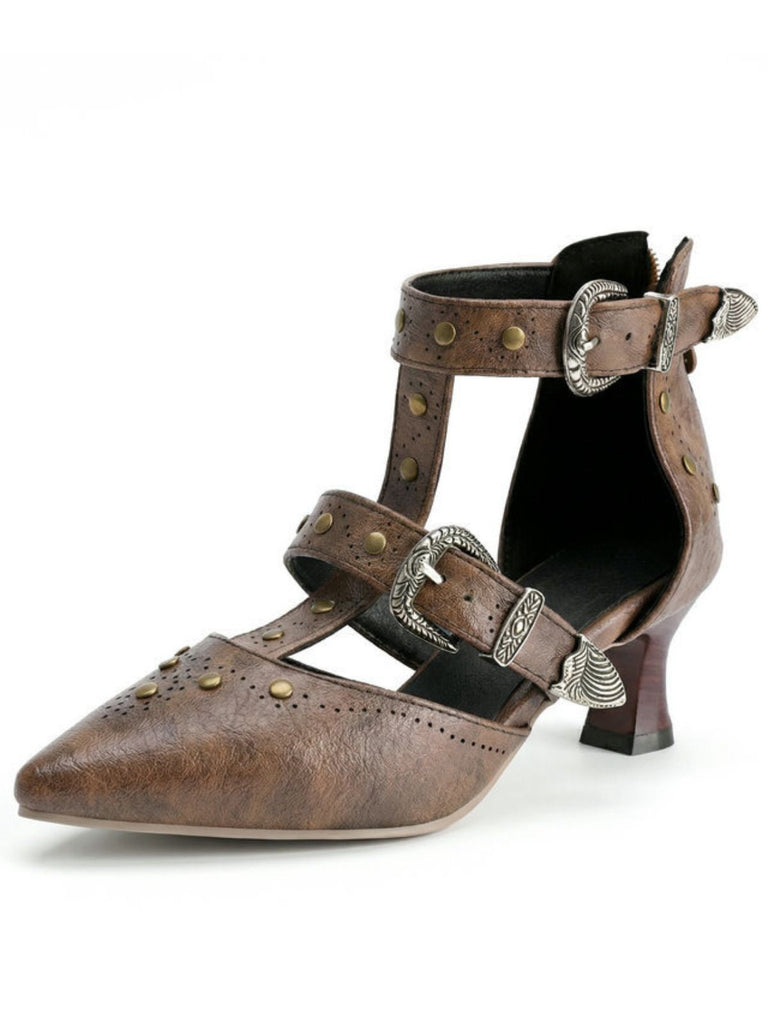Brauner Lederschuh mit Schnallen und Zierelementen auf weißem Hintergrund
