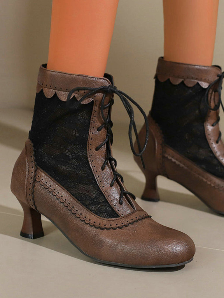 Braune Schnürschuhe im Vintage-Stil, getragen von einer Person.