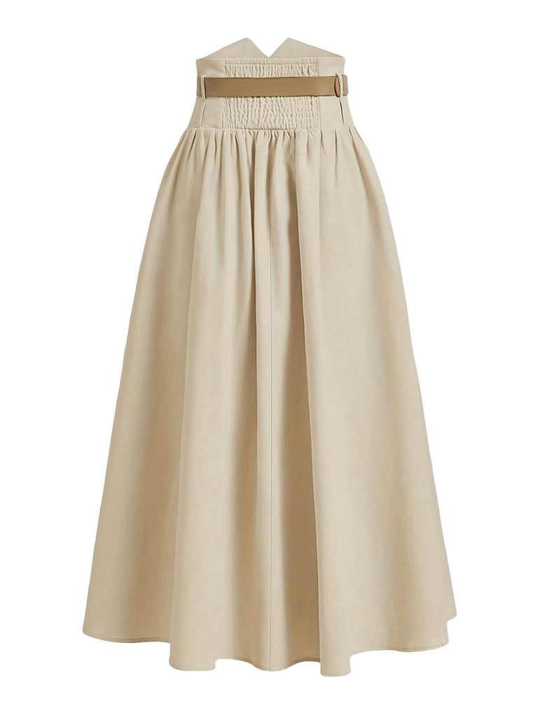 Beigefarbenes Kleid mit Gürtel auf weißem Hintergrund