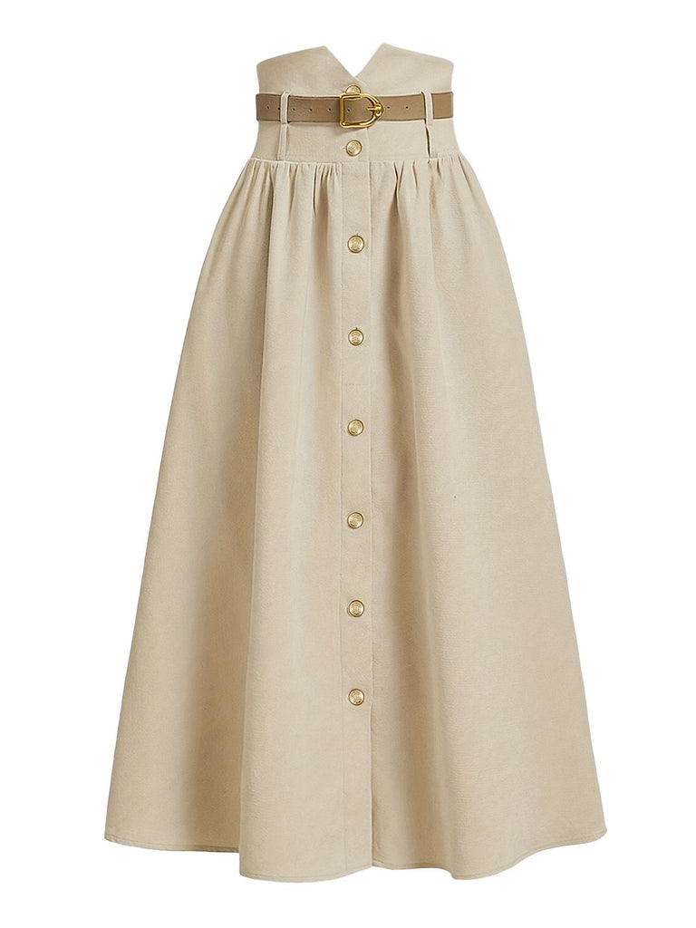 Beigefarbenes Kleid mit goldenen Knöpfen und Gürtel auf weißem Hintergrund