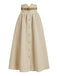 Beigefarbenes Kleid mit goldenen Knöpfen und Gürtel auf weißem Hintergrund