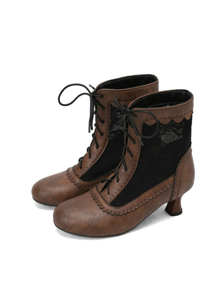 Ein Paar braune Schnürstiefel mit schwarzen Bändern auf weißem Hintergrund