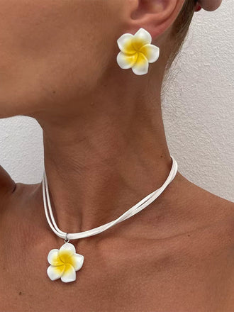 Ohrringe mit Blumen und Nieten