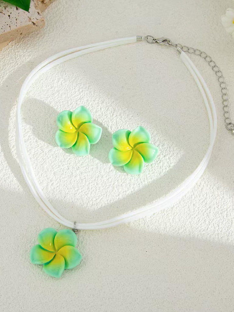 Ohrringe mit Blumen und Nieten