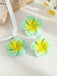 Ohrringe mit Blumen und Nieten