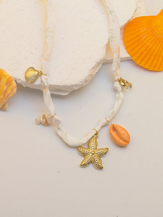Goldene Ohrringe – Vintage-Mode, Retro-Stil, glamouröses Gold