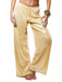 Eine Person trägt eine goldene Paillettenhose vor einem weißen Hintergrund.