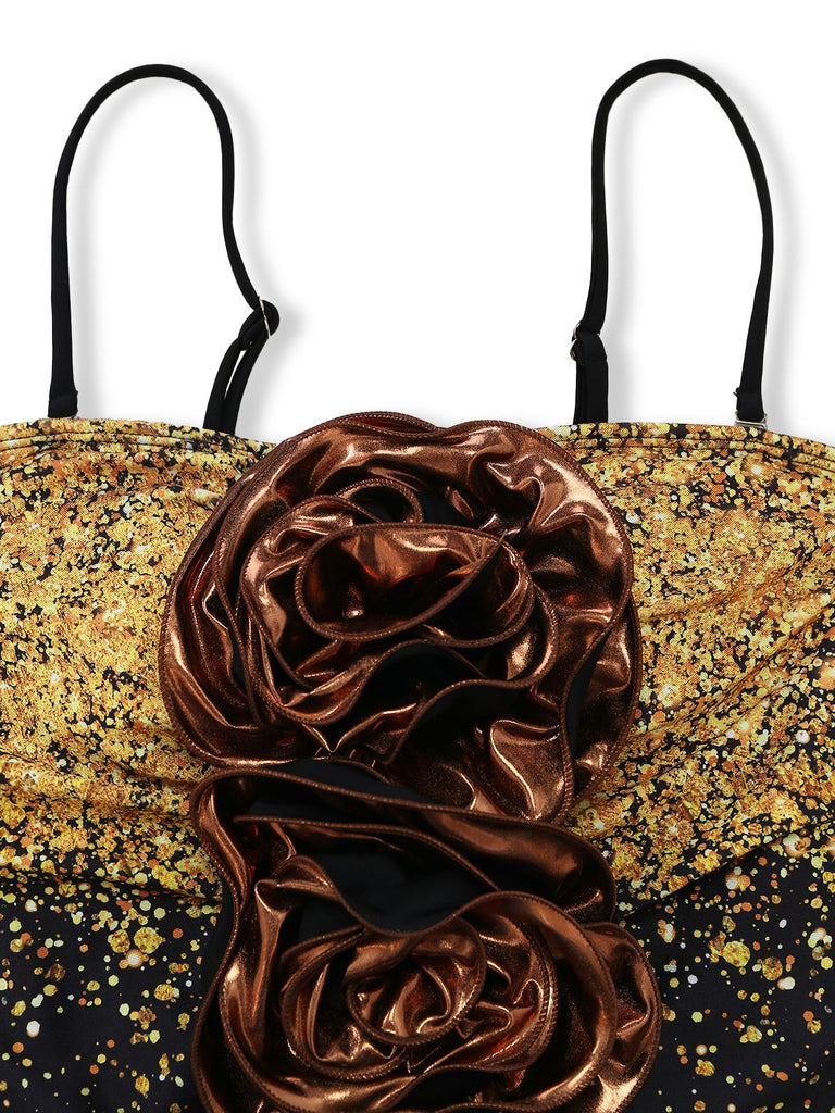 Goldene Clutch mit großer brauner Rosenverzierung auf weißem Hintergrund