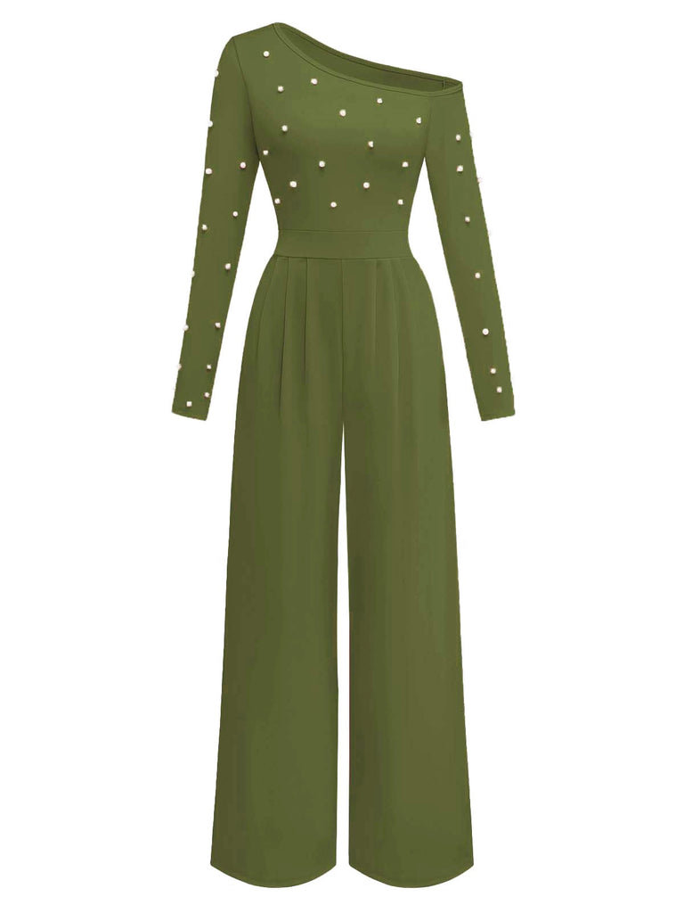Grüner Jumpsuit mit Perlenverzierungen auf weißem Hintergrund