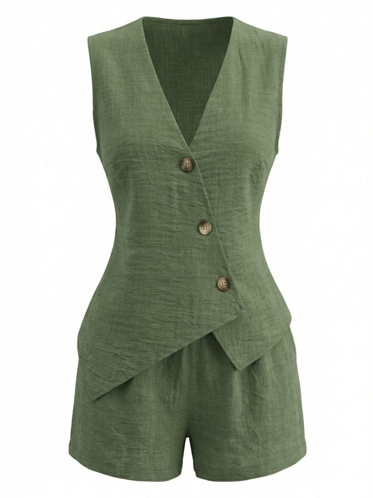 Grüner, ärmelloser Jumpsuit mit Knopfdetails auf weißem Hintergrund